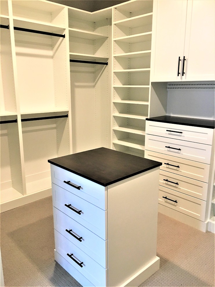 Foto de armario vestidor unisex clásico de tamaño medio con armarios estilo shaker, puertas de armario blancas y moqueta