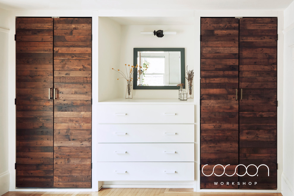 Imagen de vestidor unisex escandinavo de tamaño medio con armarios con paneles lisos, puertas de armario de madera en tonos medios y suelo de madera clara
