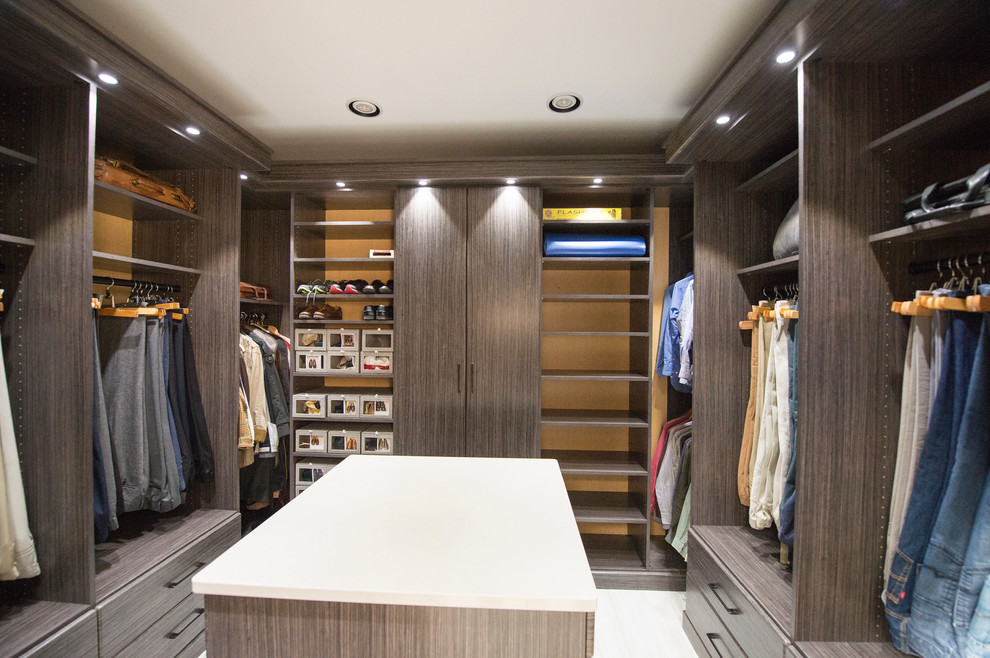 Diseño de armario y vestidor actual extra grande con armarios con paneles lisos, puertas de armario grises y suelo de baldosas de porcelana