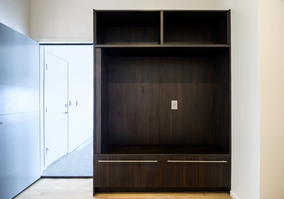 Imagen de vestidor unisex contemporáneo de tamaño medio con armarios con paneles lisos y puertas de armario de madera en tonos medios