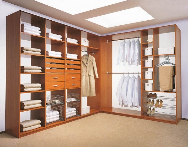 Aménagement d'un placard dressing moderne en bois brun de taille moyenne et neutre avec un placard à porte plane et moquette.