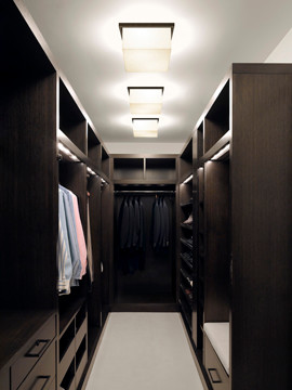 Großer Moderner Begehbarer Kleiderschrank mit flächenbündigen Schrankfronten, dunklen Holzschränken und Teppichboden in Sonstige