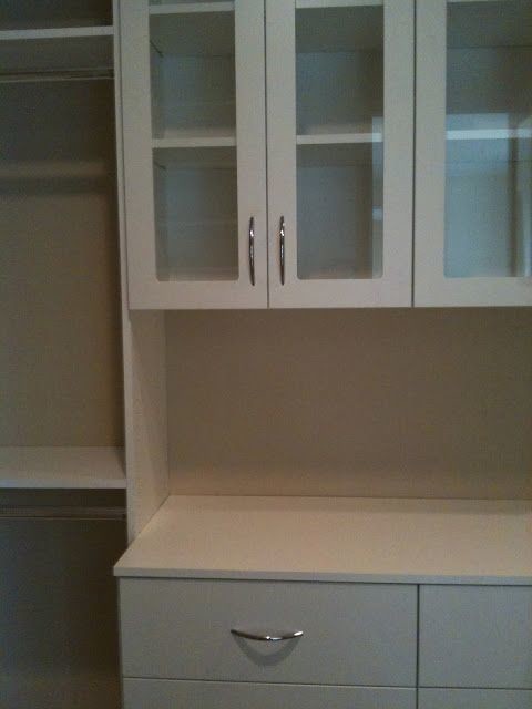 Example of a minimalist closet design in Vancouver