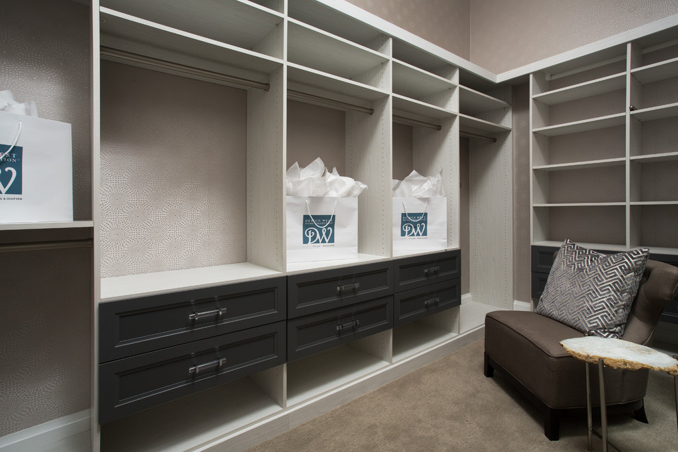 Стильный дизайн: гардеробная комната унисекс с фасадами в стиле шейкер, черными фасадами, ковровым покрытием и бежевым полом - последний тренд