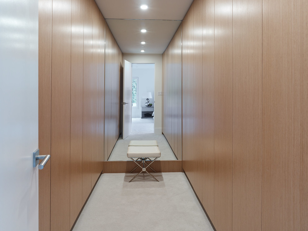 Großer, Neutraler Moderner Begehbarer Kleiderschrank mit flächenbündigen Schrankfronten, hellen Holzschränken, Teppichboden und weißem Boden in Vancouver