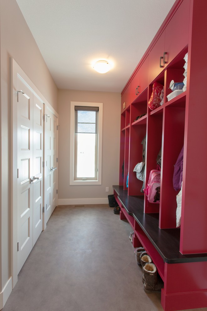 Diseño de armario vestidor minimalista grande con armarios con paneles lisos, puertas de armario blancas y suelo de cemento