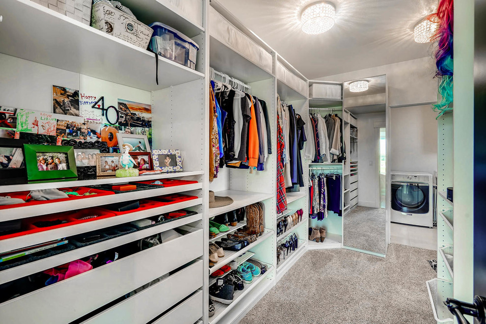 Inspiration för ett mellanstort lantligt walk-in-closet, med vita skåp, heltäckningsmatta och grått golv