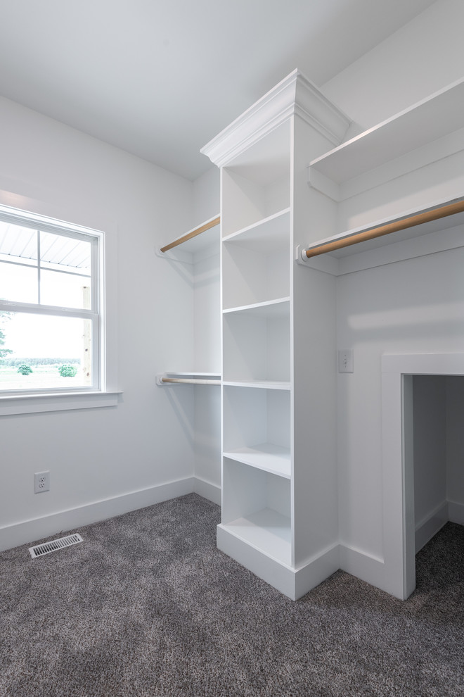 Foto de armario vestidor unisex campestre de tamaño medio con armarios abiertos, puertas de armario blancas, moqueta y suelo beige