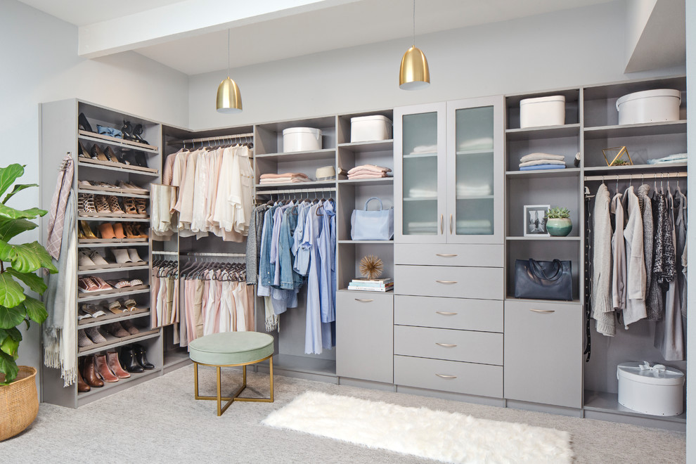 Пример оригинального дизайна: гардеробная комната среднего размера в стиле модернизм с плоскими фасадами и серыми фасадами