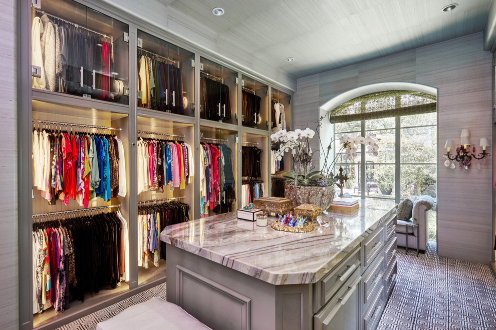 Стильный дизайн: большая гардеробная комната в классическом стиле с серыми фасадами, ковровым покрытием и открытыми фасадами для женщин - последний тренд