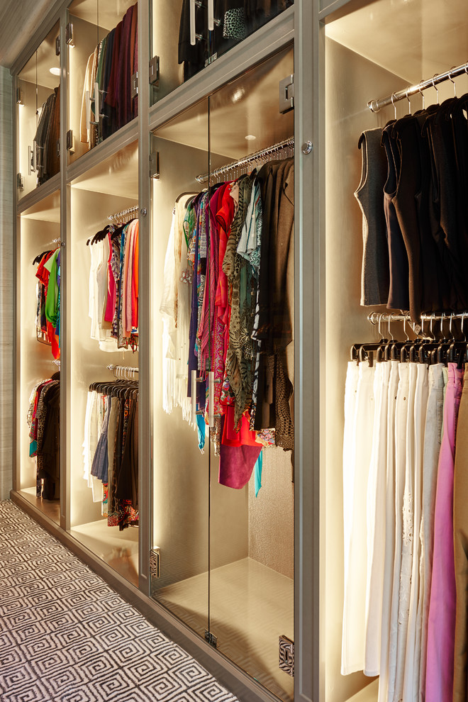 Inspiration för ett stort vintage walk-in-closet för kvinnor, med grå skåp, heltäckningsmatta och luckor med glaspanel