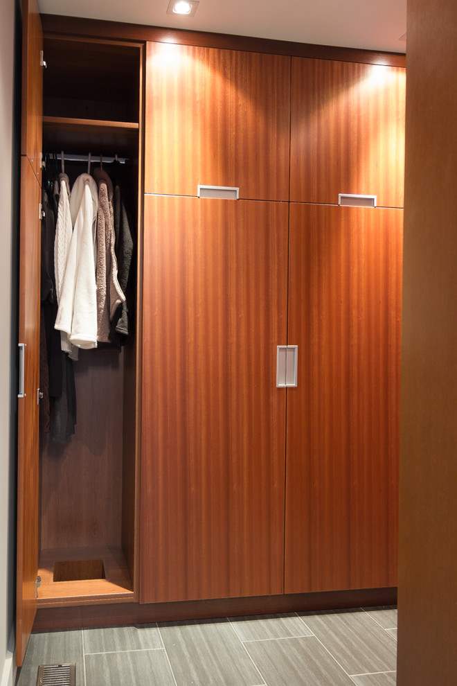 Exemple d'un dressing et rangement tendance en bois brun de taille moyenne avec un placard à porte plane.
