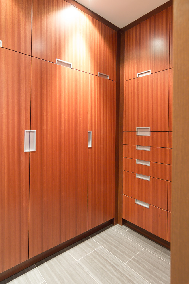 オタワにある高級な中くらいなコンテンポラリースタイルのおしゃれなウォークインクローゼット (フラットパネル扉のキャビネット、中間色木目調キャビネット) の写真