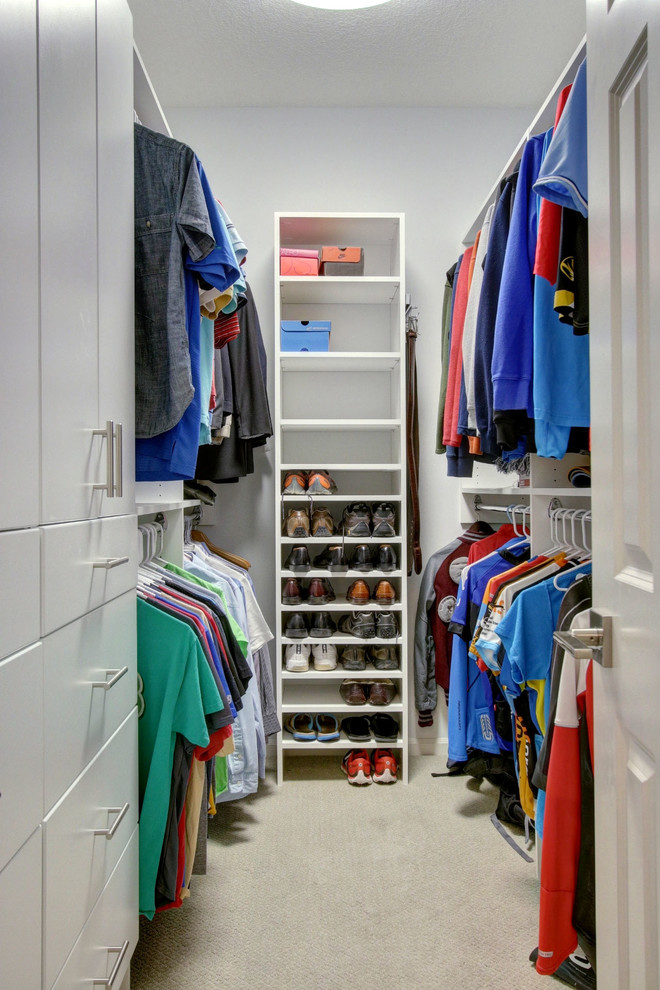 Foto de armario vestidor de hombre moderno de tamaño medio con armarios con paneles lisos, puertas de armario blancas y moqueta