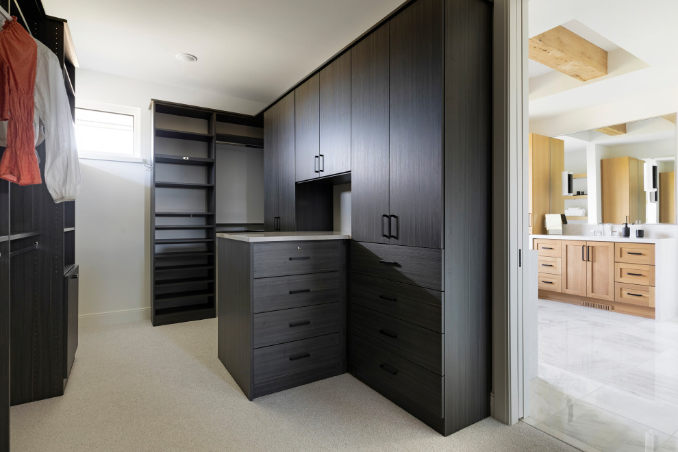 Diseño de armario vestidor unisex de estilo de casa de campo grande con armarios con paneles lisos, puertas de armario de madera en tonos medios, moqueta y suelo gris