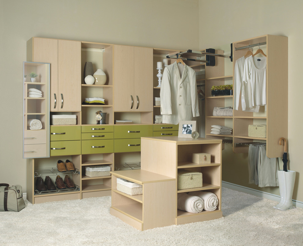 Réalisation d'un dressing room design en bois clair de taille moyenne pour une femme avec un placard à porte plane, moquette et un sol blanc.