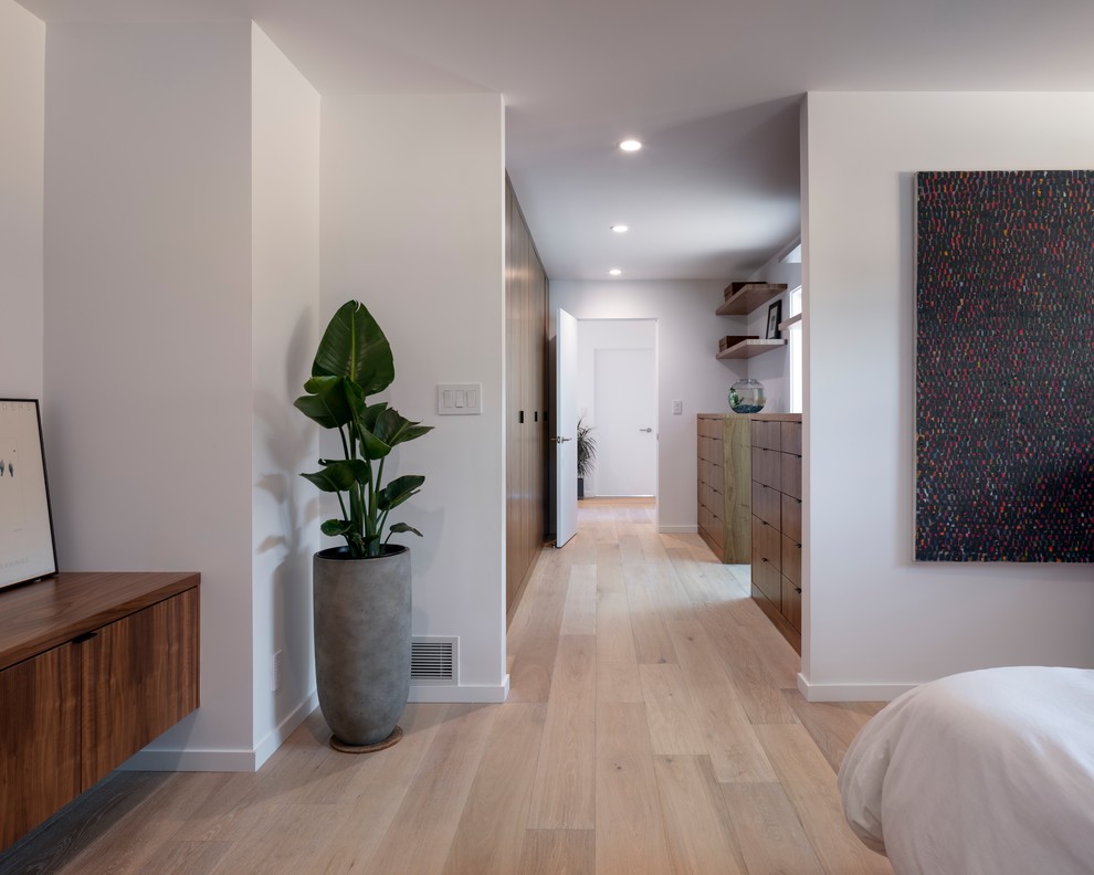 Großer, Neutraler Moderner Begehbarer Kleiderschrank mit hellem Holzboden, flächenbündigen Schrankfronten, hellbraunen Holzschränken und beigem Boden in San Francisco