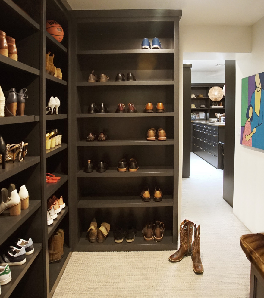 Idéer för stora vintage walk-in-closets för könsneutrala, med släta luckor, svarta skåp, heltäckningsmatta och beiget golv