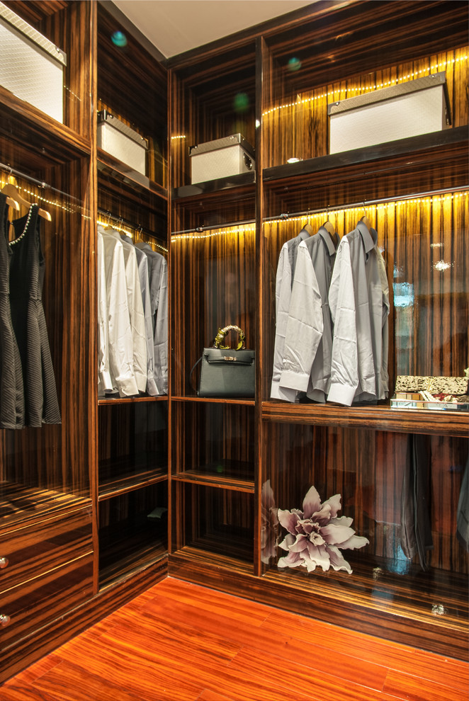 Diseño de armario vestidor unisex contemporáneo con armarios abiertos y suelo de madera en tonos medios