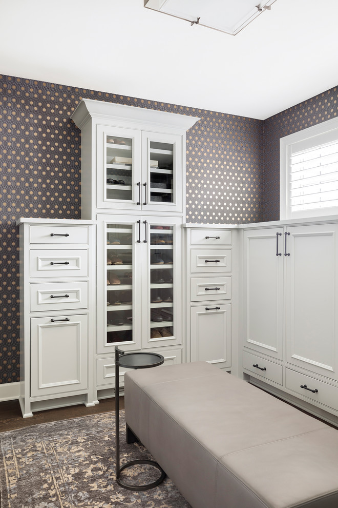 Foto de armario vestidor unisex tradicional renovado grande con armarios con paneles empotrados, puertas de armario blancas y suelo de madera oscura