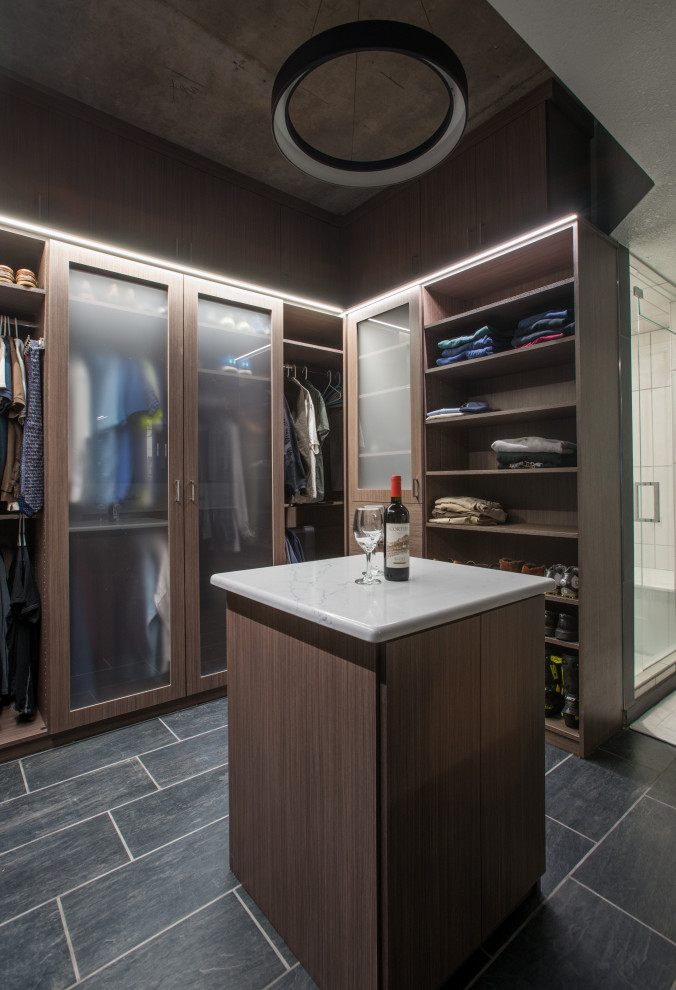 Esempio di una cabina armadio per uomo minimalista di medie dimensioni con ante lisce, ante in legno scuro, pavimento con piastrelle in ceramica, pavimento grigio e soffitto a volta