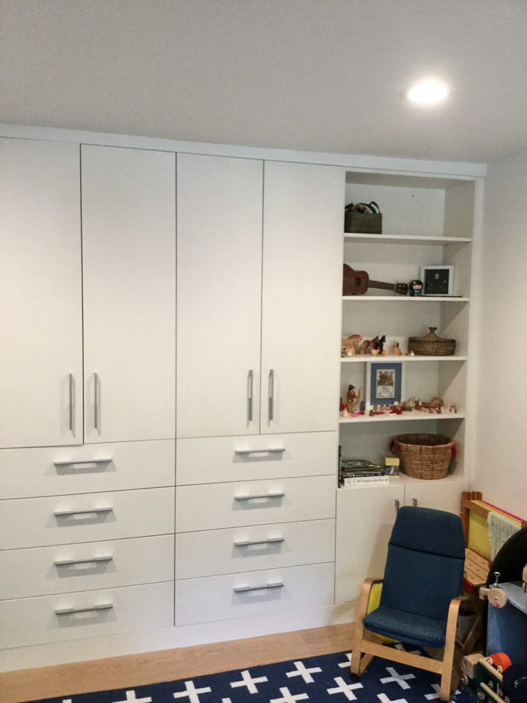 Foto de armario de hombre contemporáneo de tamaño medio con armarios con paneles lisos, puertas de armario blancas y moqueta