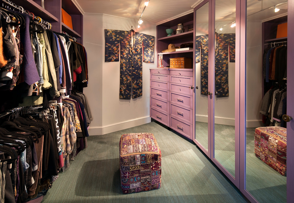 Idée de décoration pour un grand dressing room tradition pour une femme avec un placard avec porte à panneau encastré et moquette.