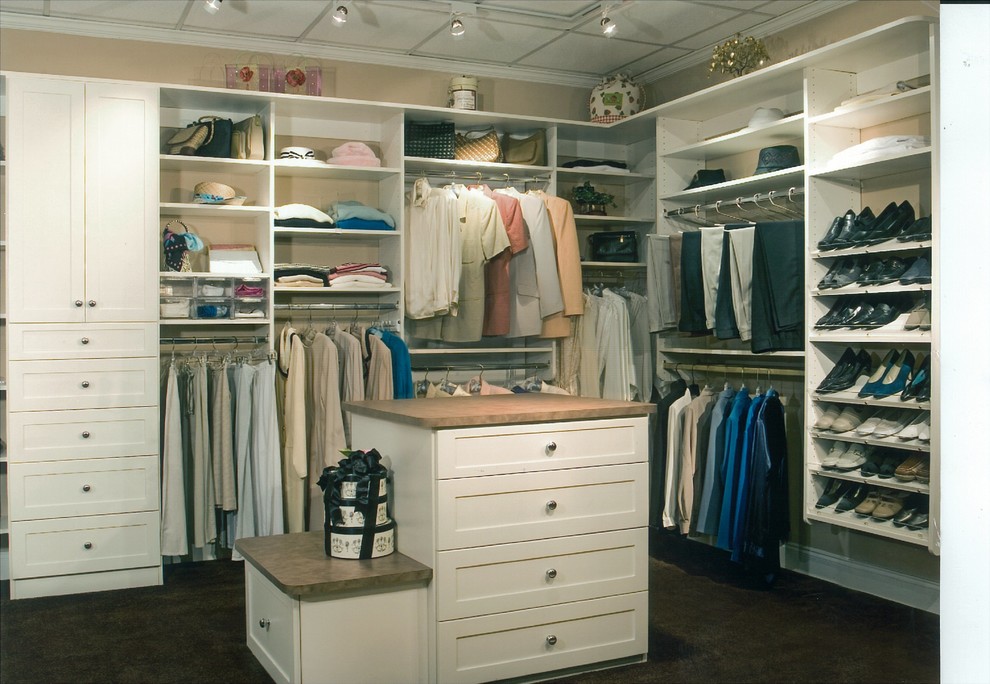 Foto de vestidor unisex tradicional de tamaño medio con armarios estilo shaker, puertas de armario blancas, moqueta y suelo negro