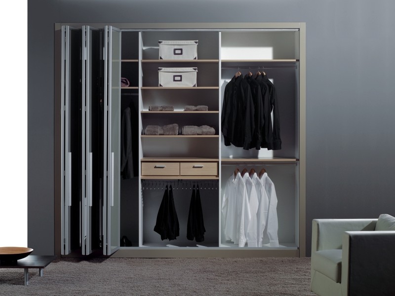 Diseño de armario unisex contemporáneo pequeño con armarios con paneles lisos