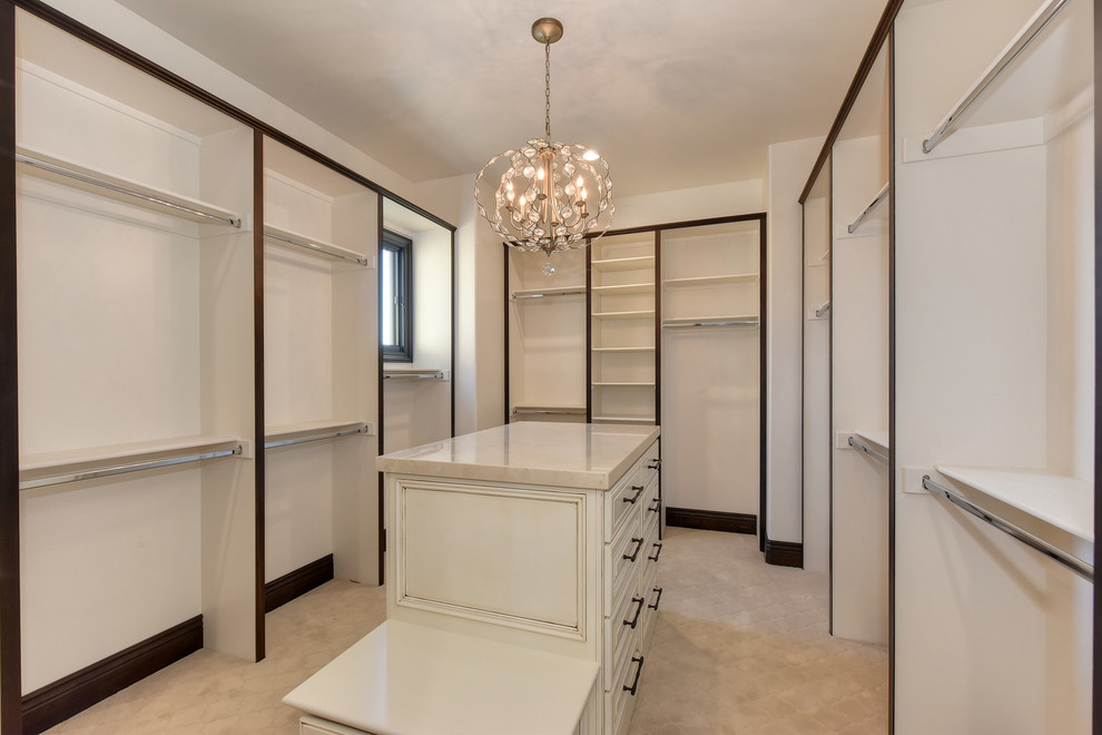 Diseño de armario vestidor unisex clásico renovado de tamaño medio con armarios abiertos, puertas de armario blancas, moqueta y suelo beige
