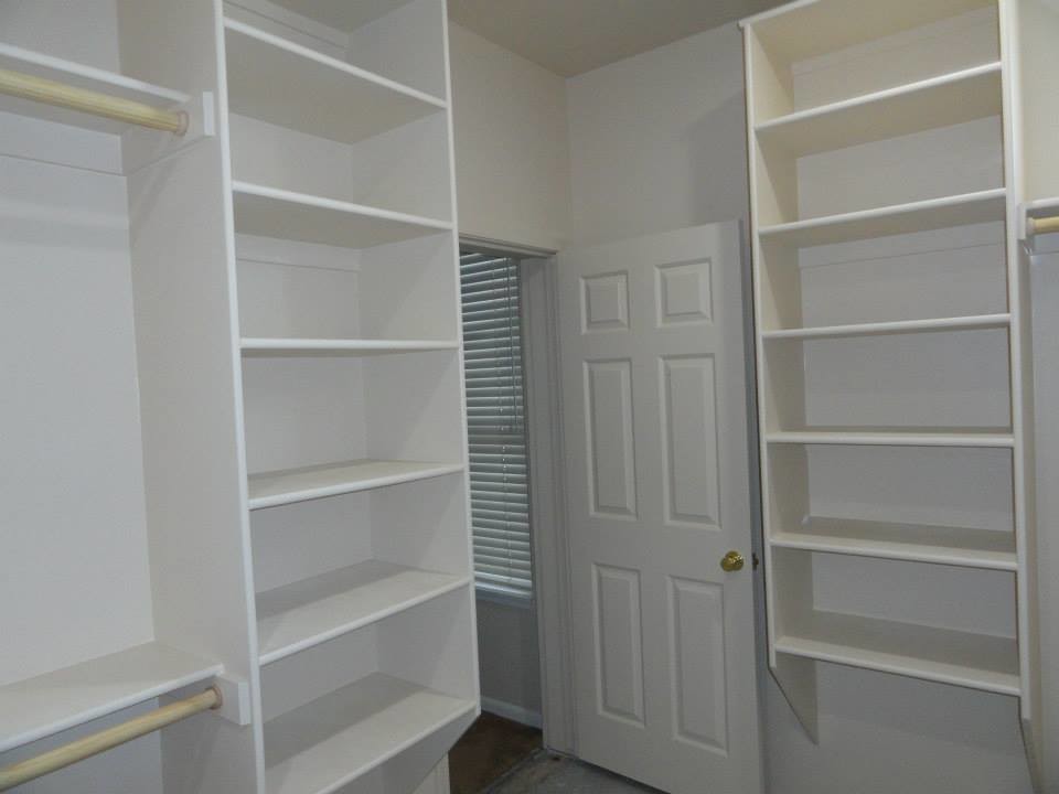 Diseño de armario vestidor unisex clásico de tamaño medio con armarios abiertos, puertas de armario blancas y moqueta