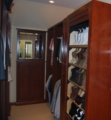 Ejemplo de armario y vestidor unisex clásico renovado