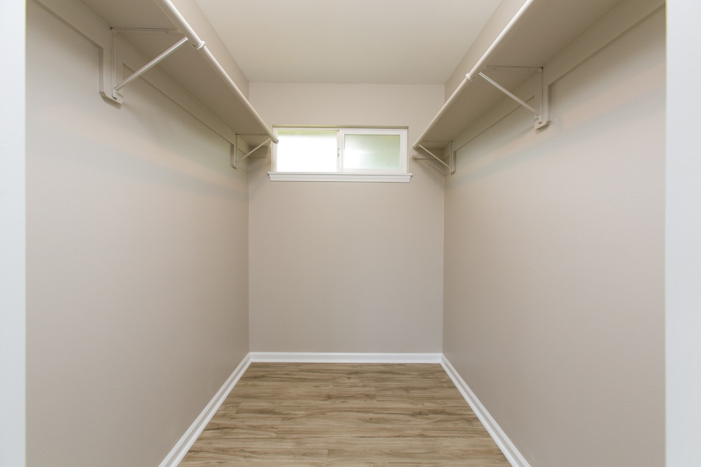Idéer för ett litet klassiskt walk-in-closet för könsneutrala, med mellanmörkt trägolv och brunt golv