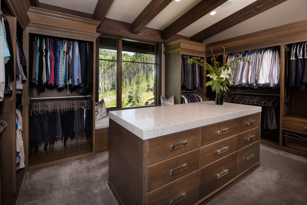 Modelo de armario vestidor unisex clásico renovado grande con armarios con paneles lisos, puertas de armario de madera oscura, moqueta y suelo gris