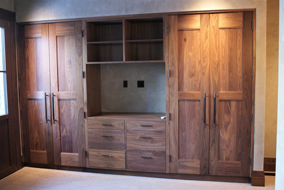 Idée de décoration pour un grand dressing room tradition en bois brun neutre avec un placard avec porte à panneau encastré et moquette.