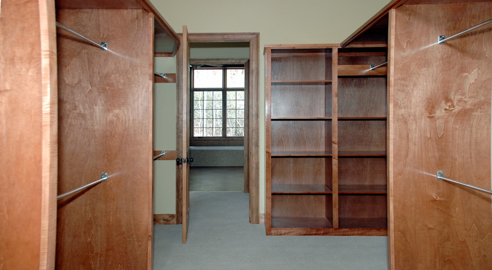 Imagen de armario vestidor unisex rural grande con armarios abiertos, puertas de armario de madera en tonos medios y moqueta