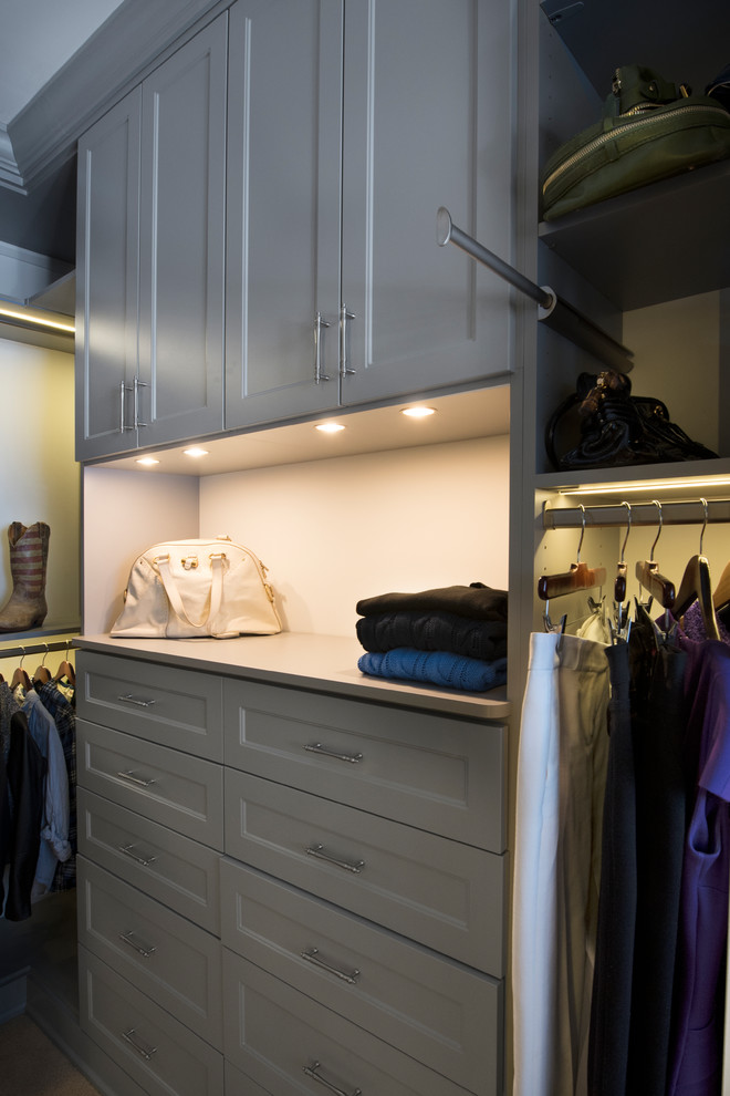 Diseño de armario vestidor unisex tradicional renovado grande con armarios con paneles empotrados, puertas de armario grises y moqueta