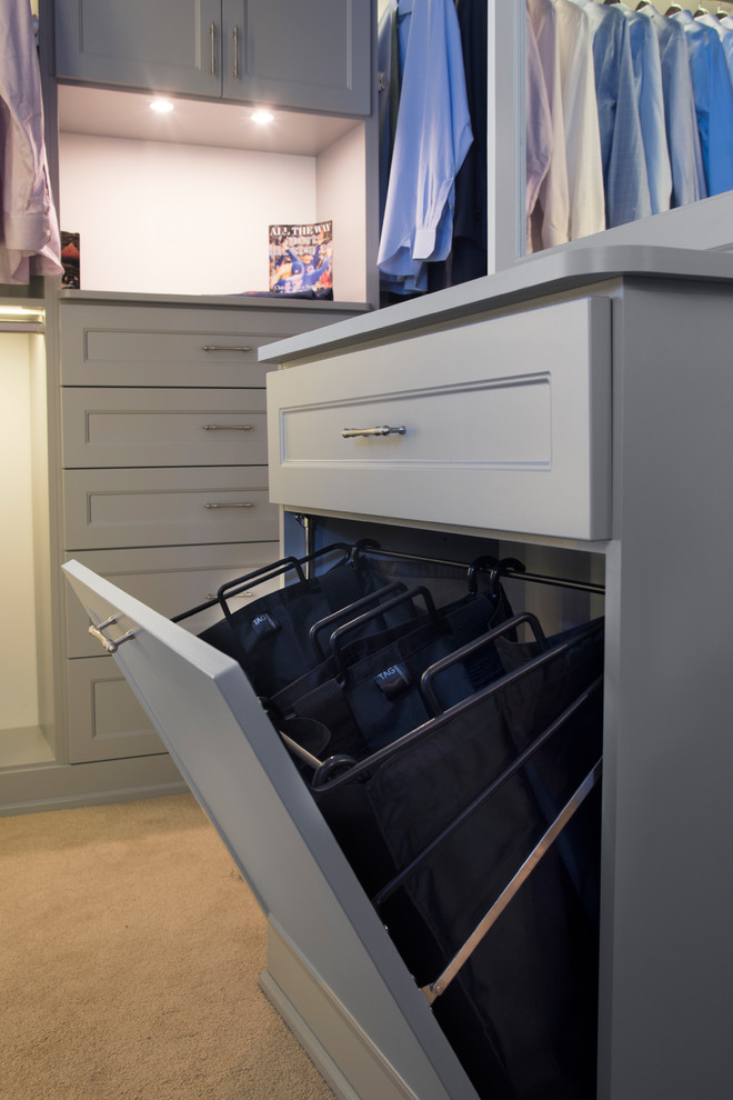 Diseño de armario vestidor unisex clásico renovado grande con armarios con paneles empotrados, puertas de armario grises y moqueta