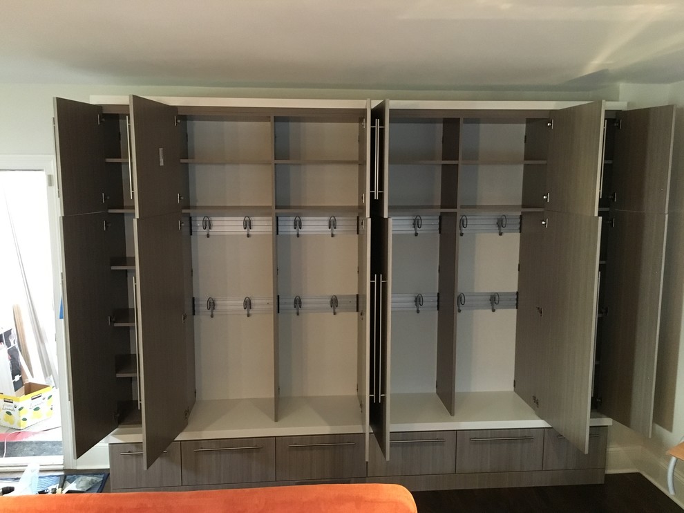 Foto de armario unisex clásico renovado de tamaño medio con armarios con paneles lisos y puertas de armario grises