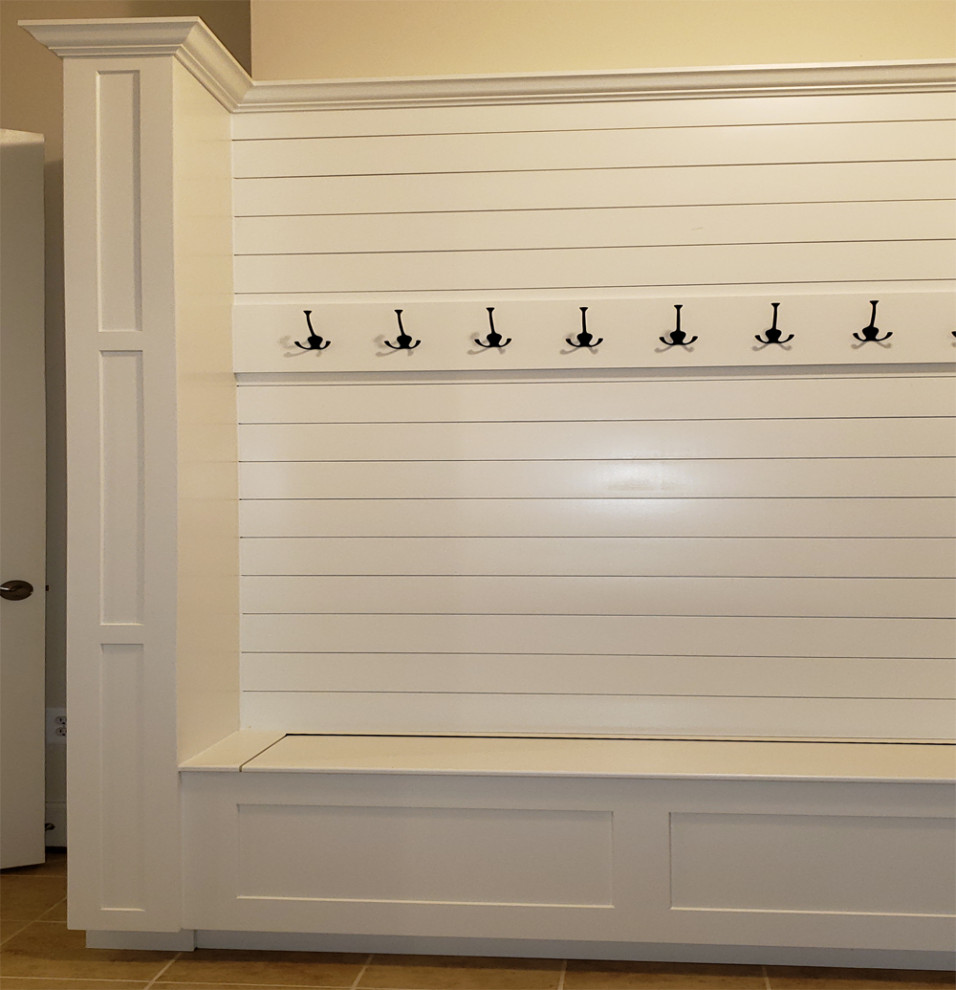 Modelo de armario vestidor unisex de estilo americano grande con armarios estilo shaker y puertas de armario blancas