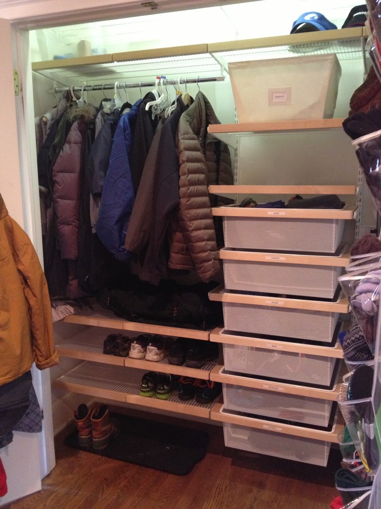Imagen de armario unisex contemporáneo de tamaño medio con puertas de armario blancas y suelo de madera en tonos medios