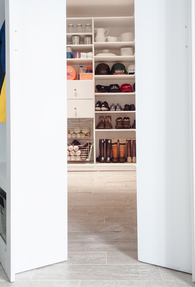 Modelo de armario vestidor unisex clásico grande con puertas de armario blancas y suelo de baldosas de cerámica