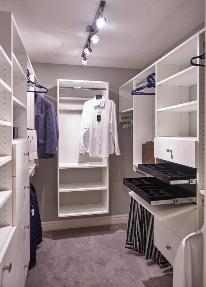 Ejemplo de armario vestidor unisex tradicional de tamaño medio con armarios abiertos, puertas de armario blancas y moqueta