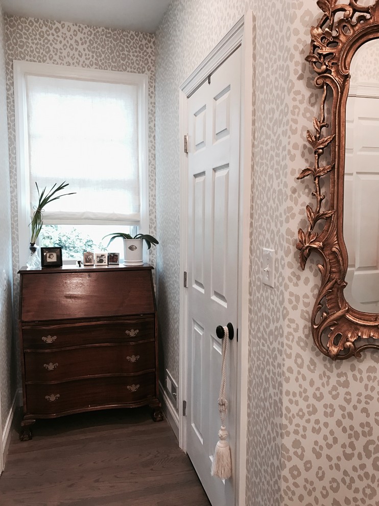 Inspiration pour un petit dressing room traditionnel pour une femme avec un sol en bois brun.