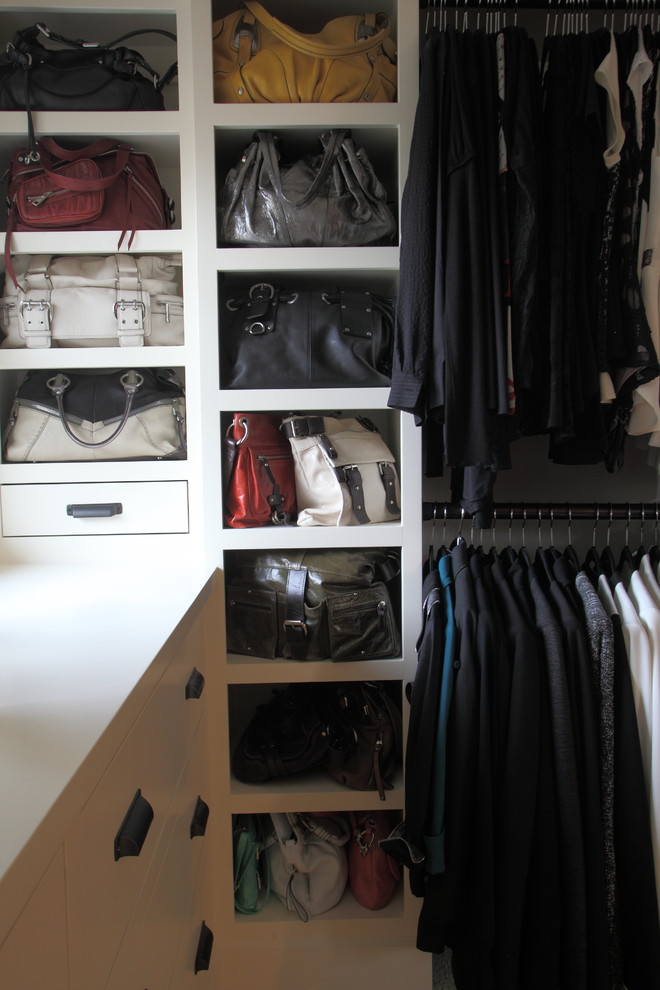 Exempel på ett stort eklektiskt walk-in-closet för kvinnor, med släta luckor, vita skåp och heltäckningsmatta
