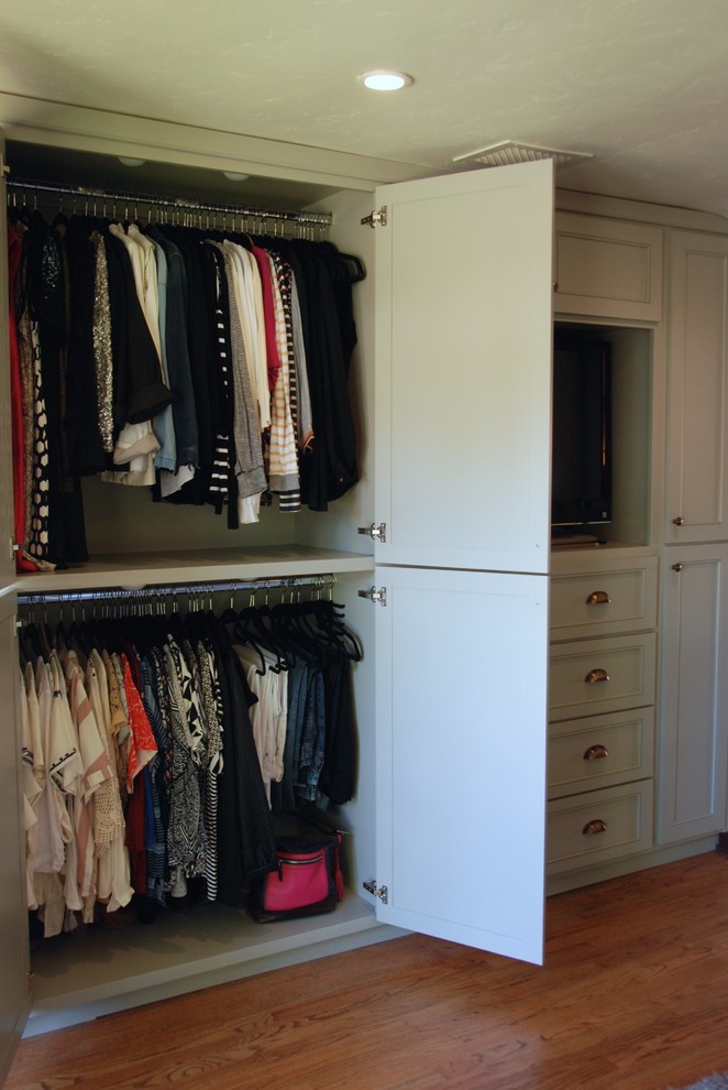 Inspiration for a timeless closet remodel in Los Angeles