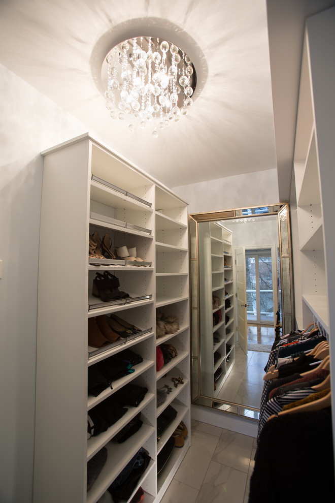 Идея дизайна: гардеробная комната среднего размера в стиле неоклассика (современная классика) с белыми фасадами, мраморным полом и серым полом для женщин