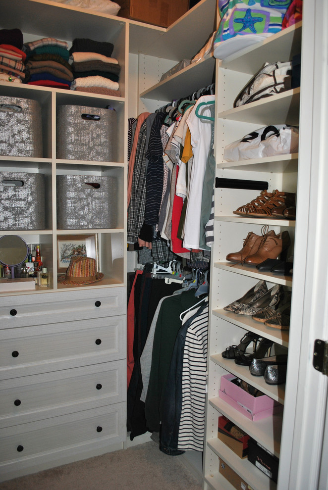 Modelo de armario vestidor unisex actual pequeño con armarios con paneles empotrados, puertas de armario beige y moqueta