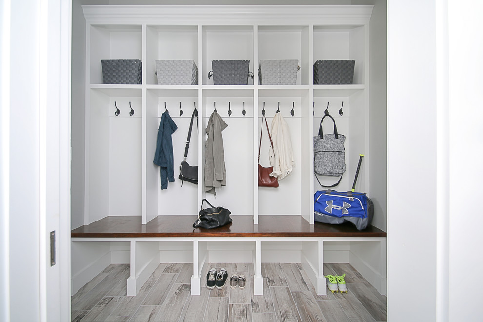 Inspiration for a contemporary closet remodel in Chicago