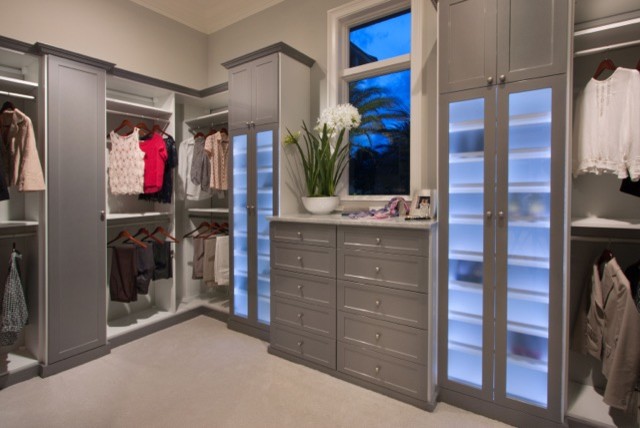 Пример оригинального дизайна: гардеробная комната унисекс в современном стиле с фасадами в стиле шейкер, серыми фасадами, ковровым покрытием и бежевым полом
